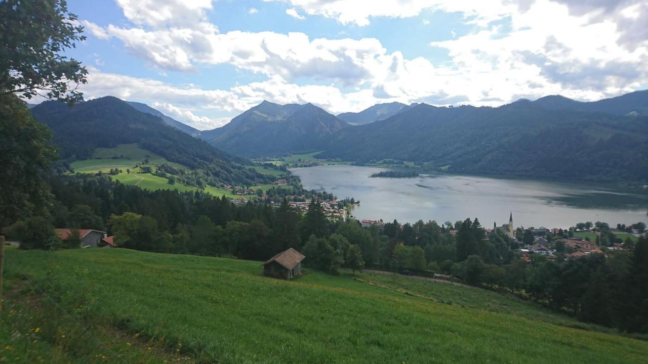 Apartamento VIP Deluxe 107qm auf zwei Etagen 1 Dopplezimmer EG 1 Doppelzimmer auf der Galerie sowie 2 Badezimmer und komplette Küche mit Mikrowelle und Backofen Ideal für 1 bis 6 Gäste Direkter Blick auf Garten und Bergblick Alles nur nicht 0815 Schliersee Exterior foto