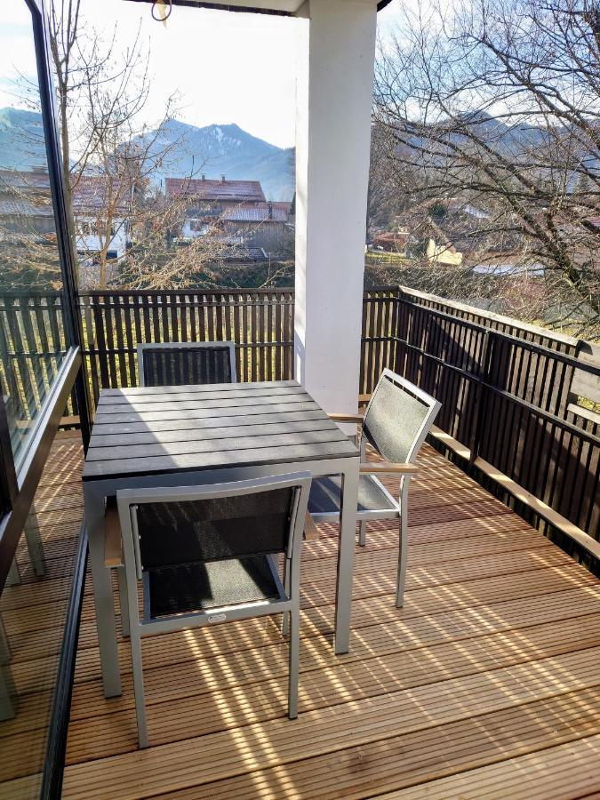 Apartamento VIP Deluxe 107qm auf zwei Etagen 1 Dopplezimmer EG 1 Doppelzimmer auf der Galerie sowie 2 Badezimmer und komplette Küche mit Mikrowelle und Backofen Ideal für 1 bis 6 Gäste Direkter Blick auf Garten und Bergblick Alles nur nicht 0815 Schliersee Exterior foto