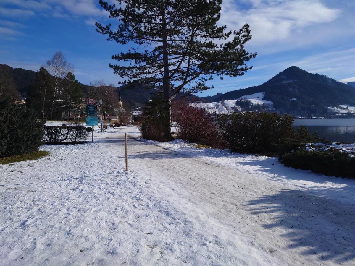 Apartamento VIP Deluxe 107qm auf zwei Etagen 1 Dopplezimmer EG 1 Doppelzimmer auf der Galerie sowie 2 Badezimmer und komplette Küche mit Mikrowelle und Backofen Ideal für 1 bis 6 Gäste Direkter Blick auf Garten und Bergblick Alles nur nicht 0815 Schliersee Exterior foto