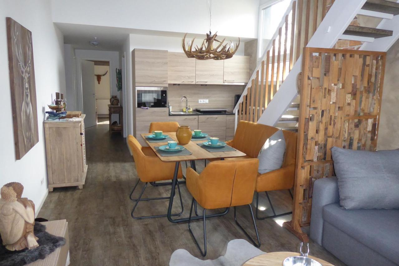 Apartamento VIP Deluxe 107qm auf zwei Etagen 1 Dopplezimmer EG 1 Doppelzimmer auf der Galerie sowie 2 Badezimmer und komplette Küche mit Mikrowelle und Backofen Ideal für 1 bis 6 Gäste Direkter Blick auf Garten und Bergblick Alles nur nicht 0815 Schliersee Exterior foto